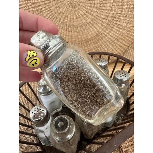 Vintage set of 12 salt and pepper shakers - Picture 8 of 9